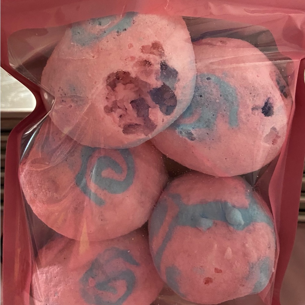 Freeze dried cotton candy taffy